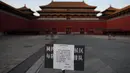 Sebuah tanda mengumumkan penutupan Forbidden City atau Kota Terlarang terlihat di Beijing pada Selasa (4/2/2020). Mencegah korban virus corona bertambah, China menutup  banyak destinasi wisata termasuk Kota Terlarang yang ditutup untuk kunjungan wisatawan sejak 24 Januari 2020 lalu. (GREG BAKER/AFP)