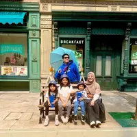 Mengisi liburan sekolah anak yang bertepatan cuti bersama, Desta dan Natasha memboyong tiga buah hatinya berlibur ke Singapura. [Foto: IG/natasharizkynew/desta80s].