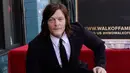 <p>Aktor Norman Reedus berpose di atas bintang barunya di Hollywood Walk of Fame setelah upacara untuknya, Los Angeles, Amerika Serikat, 27 September 2022. Pemain The Walking Dead Norman Reedus dianugerahi bintang di Hollywood Walk of Fame. (AP Photo/Chris Pizzello)</p>