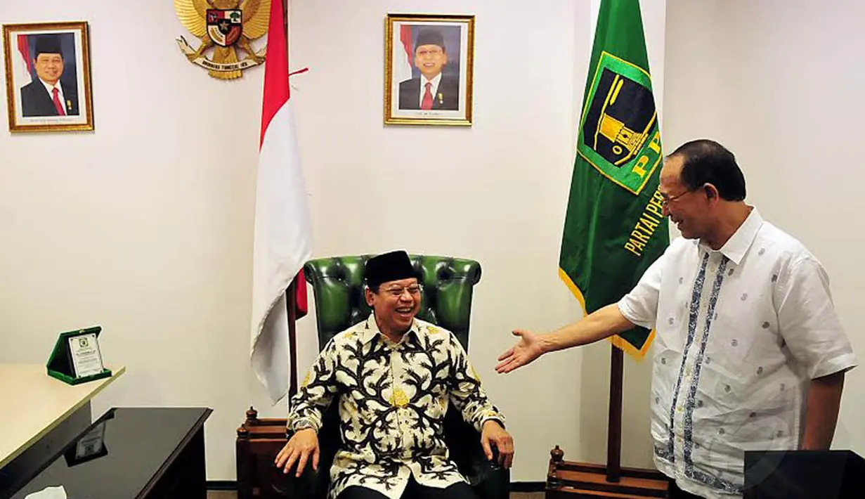 Djan Faridz tertawa saat diminta Suryadharma Ali untuk mencoba kursi pimpinan PPP (Liputan6.com/Johan Tallo)