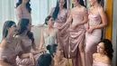 Jessica Mila juga memiliki squad bridesmaid dengan gaun korset modern warna rose gold. [Foto: Instagram @febbyrastanty]