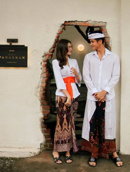 Disebut tampil serasi oleh netizen, sosok Zoe Abbas Jackson pun menuai banyak pujian dari netizen. Dalam penampilannya berbusana putih tersebut, ia pun terlihat semakin menawan bersama dengan Nio. (Liputan6.com/IG/@antonioblancojr)