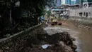 Suasana pengerukan Kali Krukut di Kawasan Kebayoran Baru, Jakarta, Rabu (13/12). Pengerukan dilakukan untuk membersihkan sedimen lumpur penghambat laju arus air yang berpotensi menimbulkan banjir pada musim hujan. (Liputan6.com/Faizal Fanani)