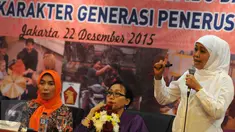 Menteri Sosial Khofifah Indar Parawansa saat menjadi keynote speaker di Kantor DPP Gerindra, Jakarta (22/12). Khofifah menghadiri acara tersebut dalam rangka hari ibu. (Liputan6.com/Helmi Afandi)