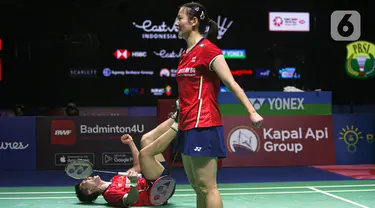 Pebulu tangkis ganda campuran China Zheng Si Wei/Huang Ya Qiong melakukan selebrasi usai mengalahkan pebulu tangkis ganda campuran Jepang Yuta Watanabe/Arisa Higashino pada pertandingan final East Ventures Indonesia Open 2022 di Istora, Senayan, Jakarta, Minggu (19/6/2022). Zheng Si Wei/Huang Ya Qiong menjuarai Indonesia Open 2022 usai mengalahkan Yuta Watanabe/Arisa Higashino dengan skor 21-14 dan 21-16. (Liputan6.com/Faizal Fanani)