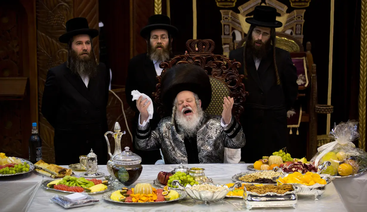 Yahudi ultraortodoks dari dinasti Parmishlan Hasidic merayakan pesta Tu Bishvat di Kota Bnei Brak, Israel, Senin (21/1). Tu Bishvat dikenal juga sebagai Tahun Baru Pohon. (AP Photo/Oded Balilty)
