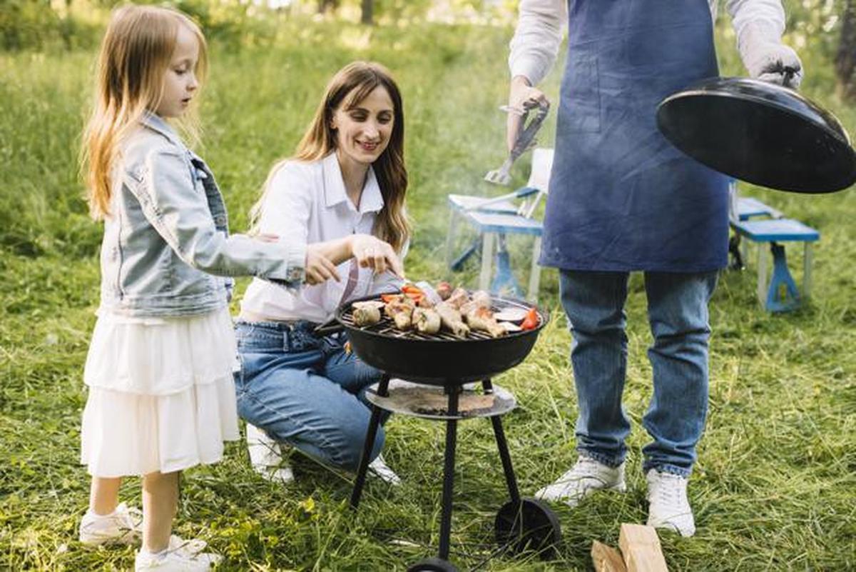 keluarga sedang BBQ atau Bakar-bakaran