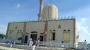 Suasana di luar masjid Rwada usai serangan bom, El-Arish, Sinai, Mesir, (24/11). Sekitar 235 orang tewas dan 100 lainnya luka-luka usai kelompok bersenjata menyerang masjid usai menunaikan Salat Jumat. (AFP Photo/Stringer)