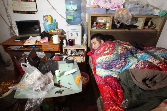 Yan Hongbo mengalami kecelakaan dan lumpuh sejak tahun 2009 | Photo copyright Dailymail.co.uk