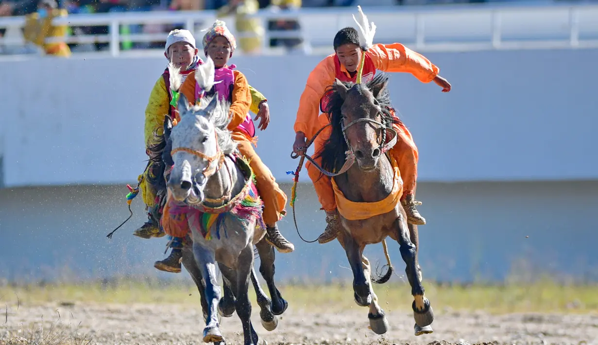Para joki muda berlomba dalam babak penyisihan balap kuda 8 kilometer yang digelar di festival balap kuda tradisional di Nagqu, Daerah Otonom Tibet, China, 12 Agustus 2020. Po Karyu, seorang joki berusia 13 tahun dari Wilayah Nyainrong, akhirnya keluar sebagai juara di babak final. (Xinhua/Zhang Ruf