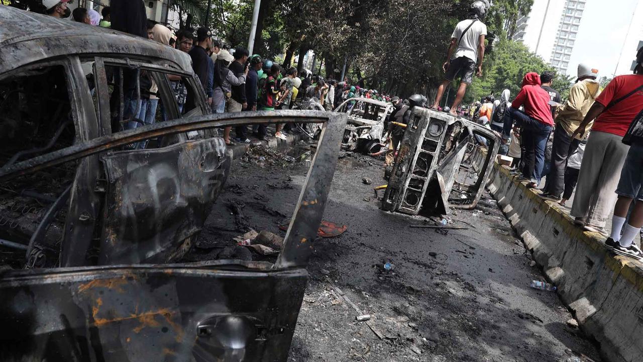 FOTO: Warga Ambil Bangkai Mobil Usai 10 Kendaraan Dibakar di Depan Mako Brimob Kwitang