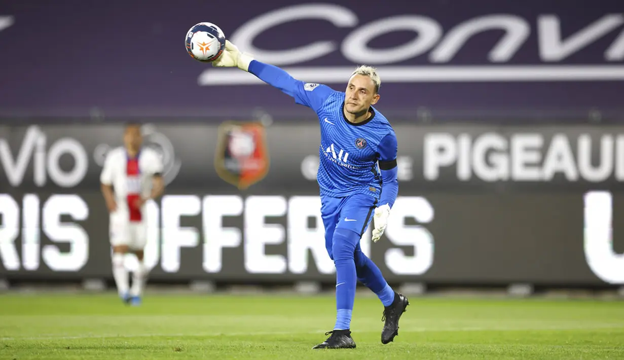 Kiper Paris Saint-Germain Keylor Navas melempar bola saat melawan Rennes pada pertandingan Liga Satu Prancis di Stadion Roazhon Park, Rennes, Prancis, Minggu (9/5/2021). Laga berakhir imbang 1-1. (AP Photo/David Vincent)