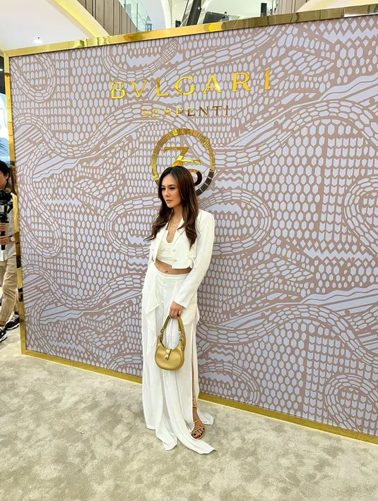 Tak ketinggalan, Wulan Guritno yang selalu sukses terlihat awet muda hadir memikat perhatian. Ia mengenakan crop top, crop blazer, palazzo pants dengan aksen slit dan aksesori dari Bulgari.  [ Foto: Adinda Tri Wardhani - Fimela.com ]