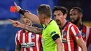 Wasit Daniele Orsato memberikan kartu merah kepada bek Atletico Madrid, Stefan Savic (kedua dari kanan) saat melawan Chelsea dalam laga leg kedua babak 16 besar Liga Champions 2020/2021 di Stamford Bridges, London, Rabu (17/3/2021). Atletico Madrid kalah 0-2 dari Chelsea. (AFP/Ben Stansall)