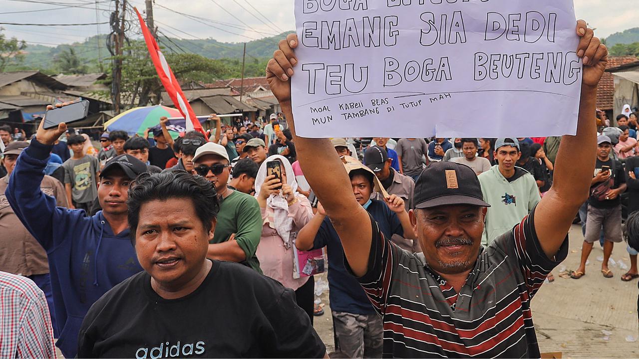 FOTO: Massa Bakar Ban, Tolak Penutupan Tambang Galian C di Bogor