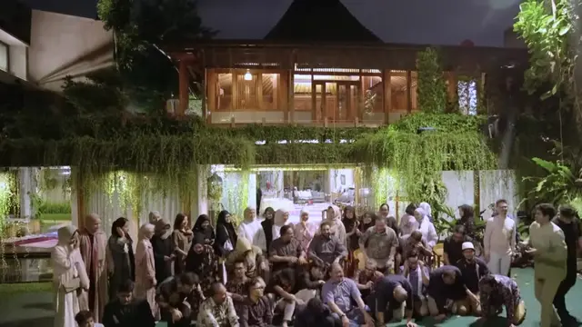 Rumah Joglo Anies Baswedan tampak dari jauh dengan halaman yang cukup luas