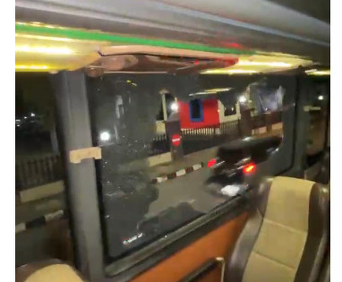 Kerusakan bus rombongan persib u-18 diserang orang tak dikenal. (tangkapan layar video).