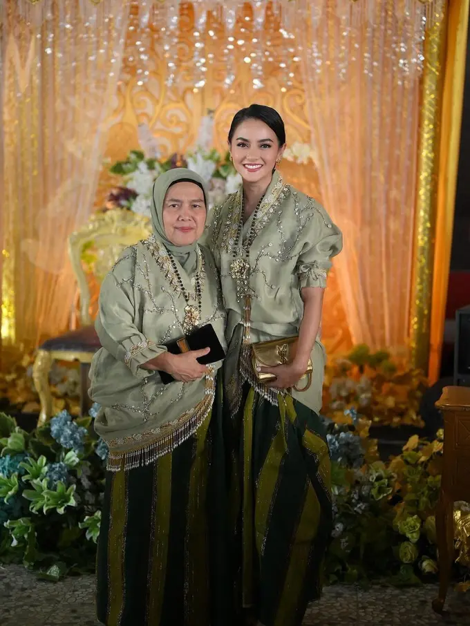 6 Potret Tampilan Menawan Ririn Ekawati Pakai Baju Bodo Khas Bugis saat Kondangan di Palu