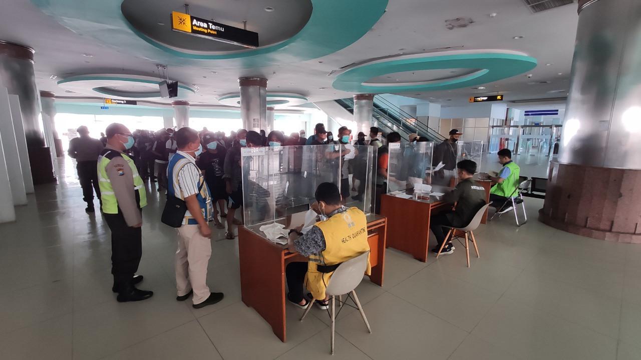 Suasana pelabuhan Tanjung Perak Surabaya jelang Natal dan Tahun Baru. (Dian Kurniawan/Liputan6.com)