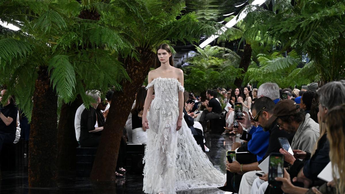 Gaun Pengantin Taylor Swift Masih Misteri, Jonathan Anderson Beri Bocoran di Show Dior?