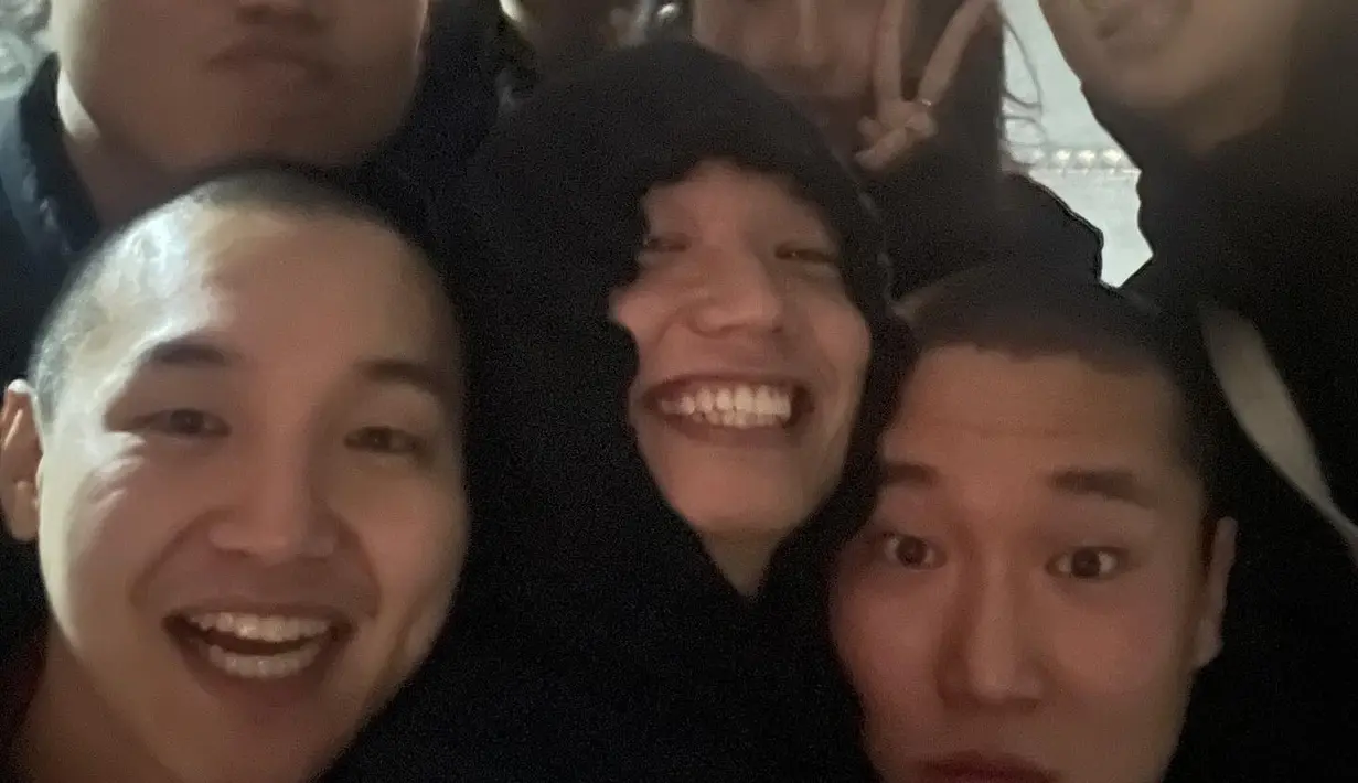 Keseruan RM bersama teman-temannya sebelum masuk ke kamp militer. (Foto: Instagram/ kangghettodaewang)