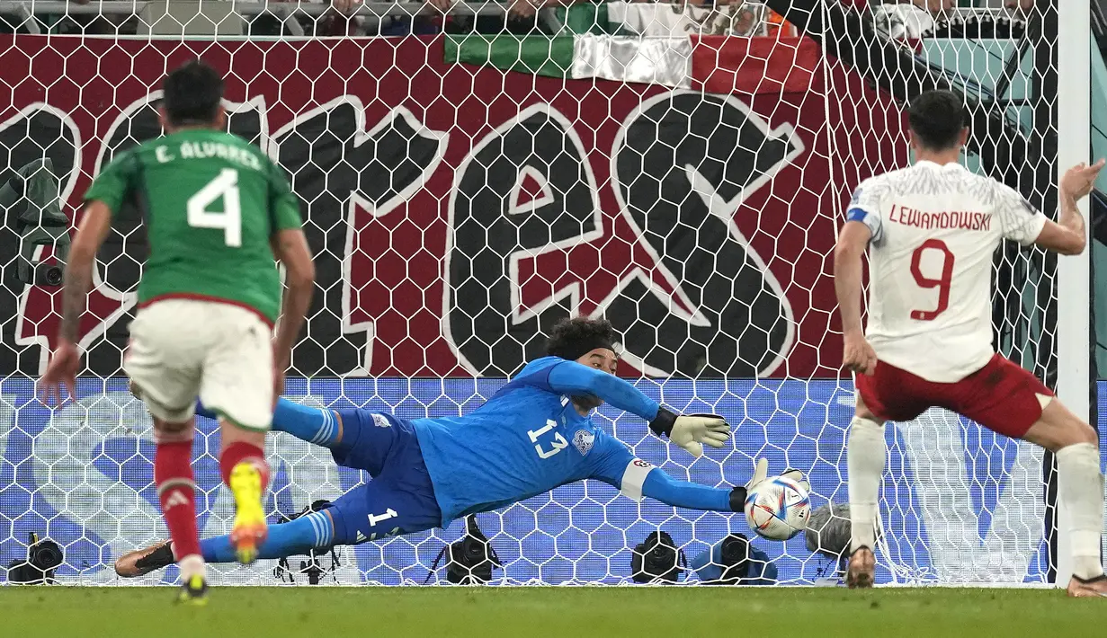 Ochoa tercatat mampu membuat dua penyelamatan krusial pada matchday pertama Grup E Piala Dunia 2022 melawan Polandia. Bukan hanya itu saja, pria 37 tahun itu sukses menepis bola tendangan penalti yang dilesatkan oleh Lewandowski. (AP/Themba Hadebe)