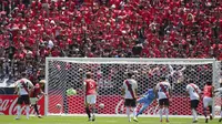 Pemain Urawa Red Diamonds, Yusuke Matsuo (kedua kiri) mencetak gol dari tendangan penalti dalam laga Grup G Piala Dunia Antarklub 2025 melawan River Plate di Lumen Field, Seattle, Washington, Amerika Serikat, Rabu (18/06/2025). (AP Photo/Lindsey Wasson)