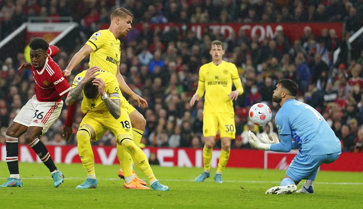 <p>Penjaga gawang Brentford David Raya melakukan penyelamatan saat melawan Manchester United pada pertandingan sepak bola Liga Inggris di Stadion Old Trafford, Manchester, Inggris, 2 Mei 2022. Manchester United menang 3-0. (AP Photo/Jon Super)</p>