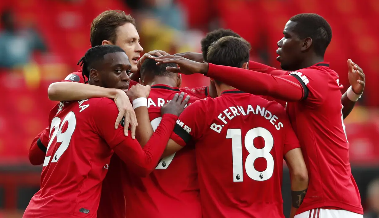 Pemain Manchester United merayakan gol yang dicetak Anthony Martial ke gawang Southampton pada laga lanjutan Premier League pekan ke-35 di Stadion Old Trafford, Selasa (14/7/2020) dini hari WIB. Manchester United bermain imbang 2-2 atas Southampton. (AFP/Clive Brunskill/pool)