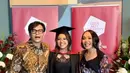Meski lulus di universitas luar negeri, Naja dan keluarga tetap membawa identitas Indonesia dengan mengenakan pakaian nasional berupa batik dan kebaya.