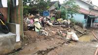 Sejumlah rumah warga nampak rusak parah setelah diterjang banjir bandang dari luapan sungai Cikaso dan Cipalebuh, Pameungpeuk. Garut. (Liputan6.com/Jayadi Supriadin)