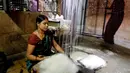 Seorang pekerja menyiapkan bihun di sebuah pabrik di Prayagraj, India pada 25 April 2020. Bihun diminati di kalangan Muslim ketika mereka berbuka puasa selama bulan suci Ramadan. (AP Photo/Rajesh Kumar Singh)
