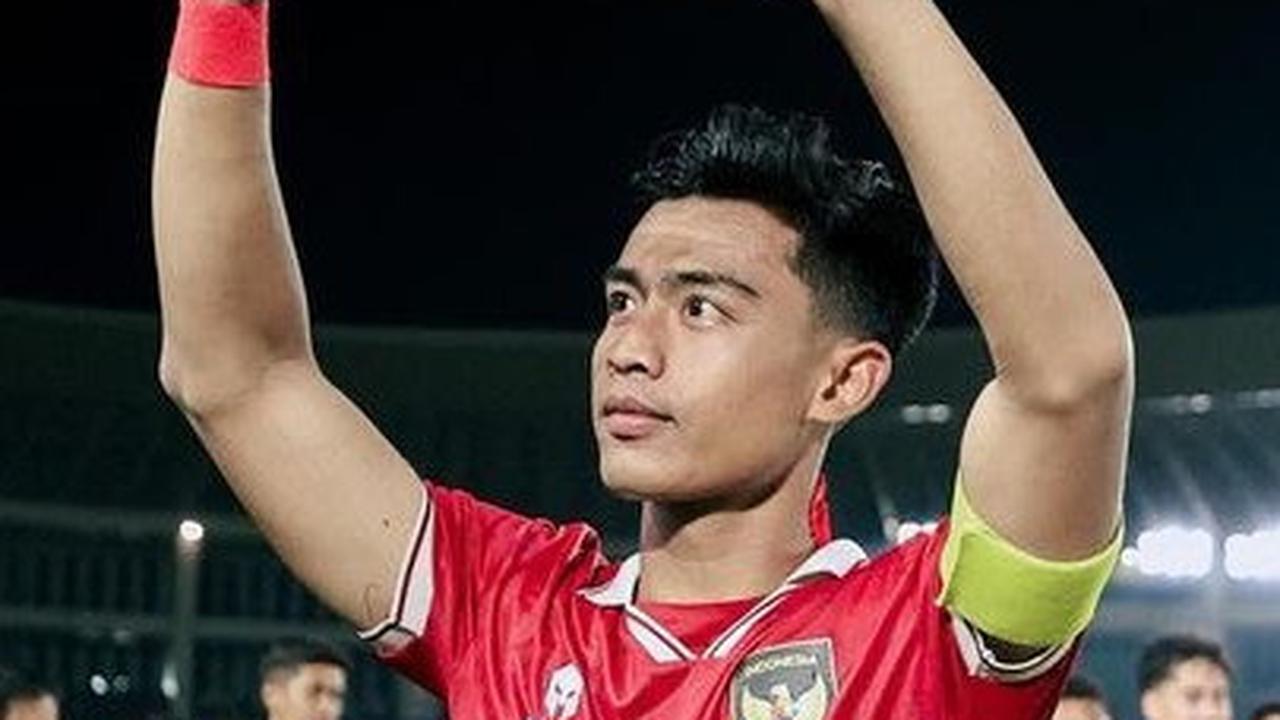 Pratama Arhan mengawali karier sepakbola junior di SSB Putra Mahkota dan SSB Terang Bangsa. Selanjutnya di tahun 2018 ia bergabung dengan PSIS Semarang junior.