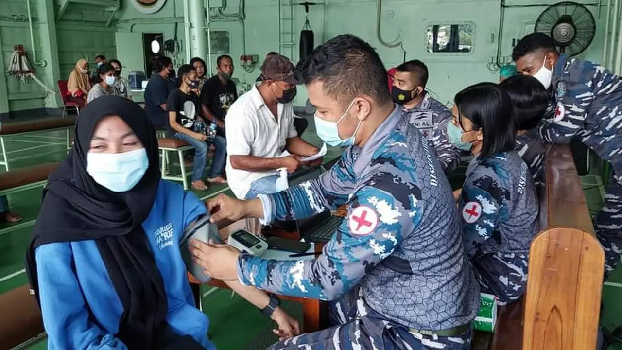 Warga Kabupaten Ende mendapat pelayan vaksinasi Covid -19 diatas perang Republik Indonesia (KRI) Teluk Banten-516. (Liputan6.com/ Dionisius Wilibardus)