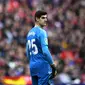 Thibaut Courtois mendapatkan teror tak mengenakkan di derby Atletico Madrid vs Real Madrid (GABRIEL BOUYS / AFP)