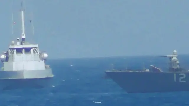 Kapal patroli AS saat berpapasan dengan kapal patroli Korps Garda Revolusi Iran di Teluk Persia (25/7/2017) (US Naval Institute)