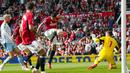 Gelandang andalan MU, Casemiro (tengah), berhasil mencetak gol kedua bagi Setan Merah ke gawang Nottingham Forrest yang dijaga oleh Matt Turner dalam pertandingan pekan ketiga Liga Inggris 2023/2024 yang berlangsung di Old Trafford, Manchester, Inggris, Sabtu (26/8/2023). (AP Photo/Jon Super)