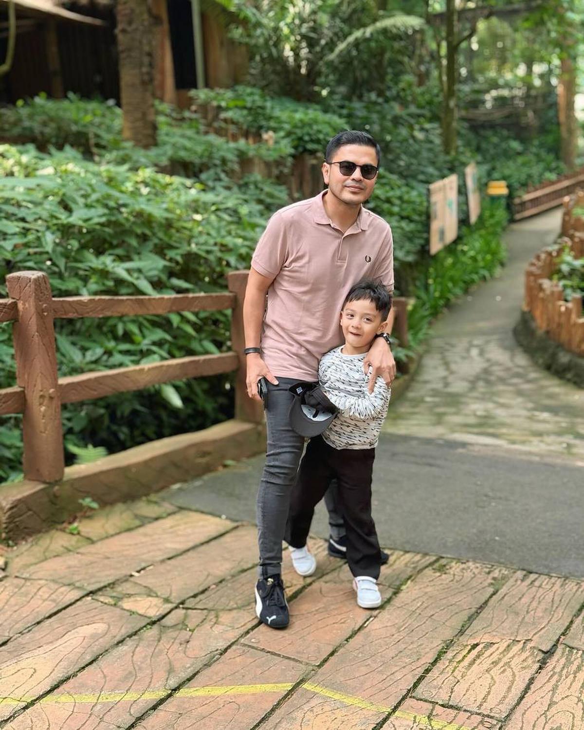 7 Potret Haldy Sabri Suami Irish Bella Jumatan Bareng Air Rumi, Ternyata Deket Banget Meski Papa Sambung
