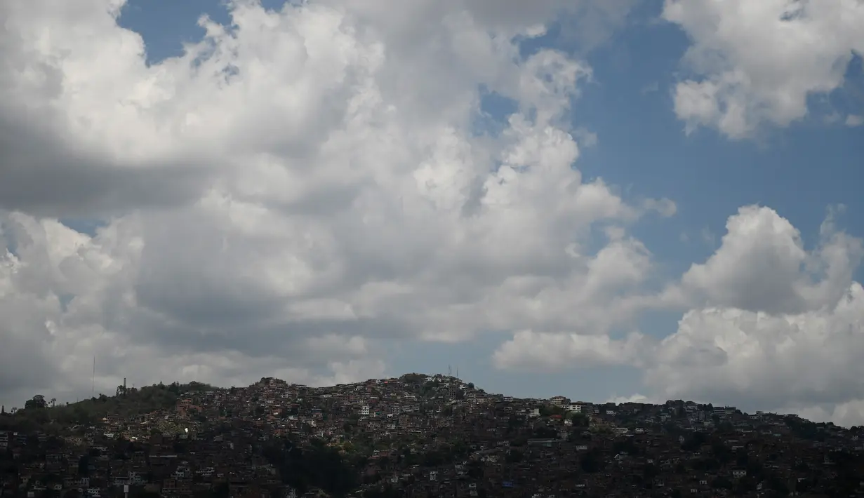 Pemandangan permukiman kumuh Petare di Caracas pada 19 Mei 2019. Petare yang merupakan kawasan kumuh terbesar di Venezuela menjadi rumah bagi lebih dari 500.000 jiwa. (Photo by MARVIN RECINOS / AFP)