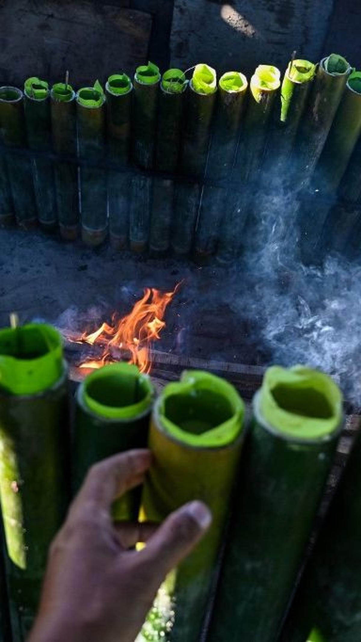 Rasanya yang gurih dan teksturnya yang kenyal membuat lemang menjadi hidangan yang sangat populer di masyarakat Indonesia. Chaideer Mahyuddin/AFP