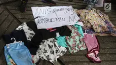 Dagangan milik pedagang kaki lima (PKL) yang dibawa dalam unjuk rasa di depan kantor Ombudsman Republik Indonesia, Jakarta, Selasa (3/4). Para PKL itu mengatasnamakan Forum Pedagang Kreatif Lapangan Jatibaru. (Liputan6.com/Arya Manggala)