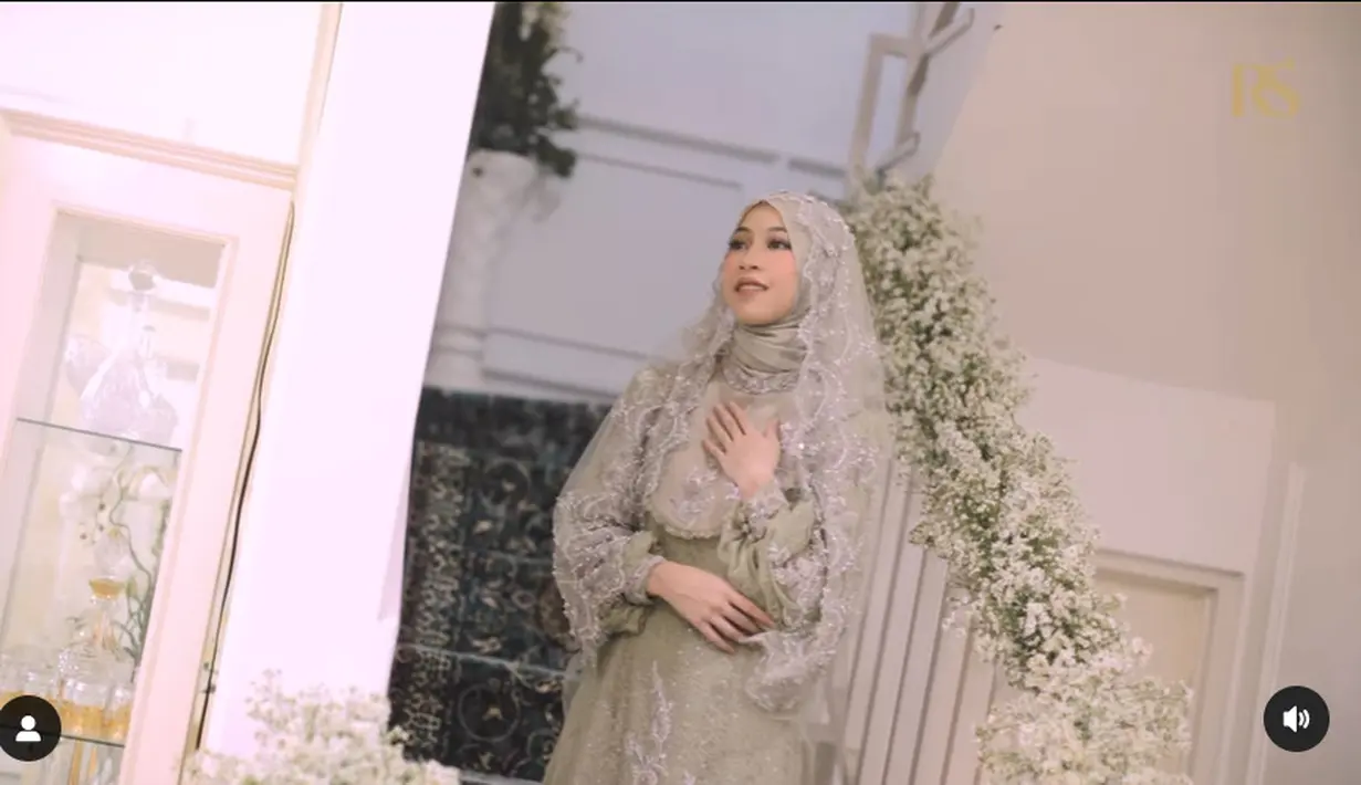 Dress dengan warna sage itu begitu indah dengan payet dan bordir yang cantik. [Foto: Instagram/hijazpictura]