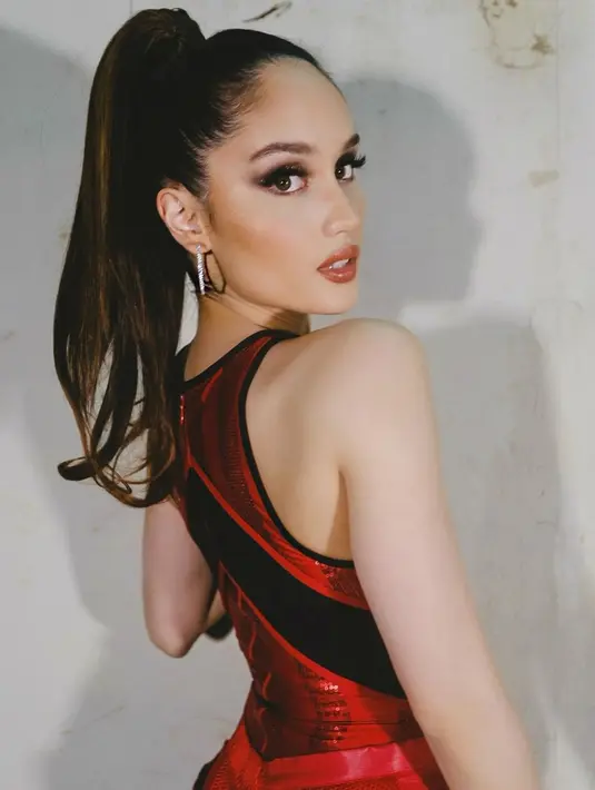 Belakangan ini memang cara bersalaman Namaste kembali dipopulerkan. Tujuannya, agar masyarakat tidak saling berjabat tangan guna memutus rantai penyebaran virus corona. (Instagram/claurakiehl)