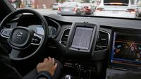Tampilan interior dari mobil uber otonom atau tanpa sopir yang sedang melakukan test drive di San Francisco (13/3). Taksi berbasis online tanpa awak ini akan siap beroperasi di jalan-jalan California. (AP Photo/Eric Risberg)