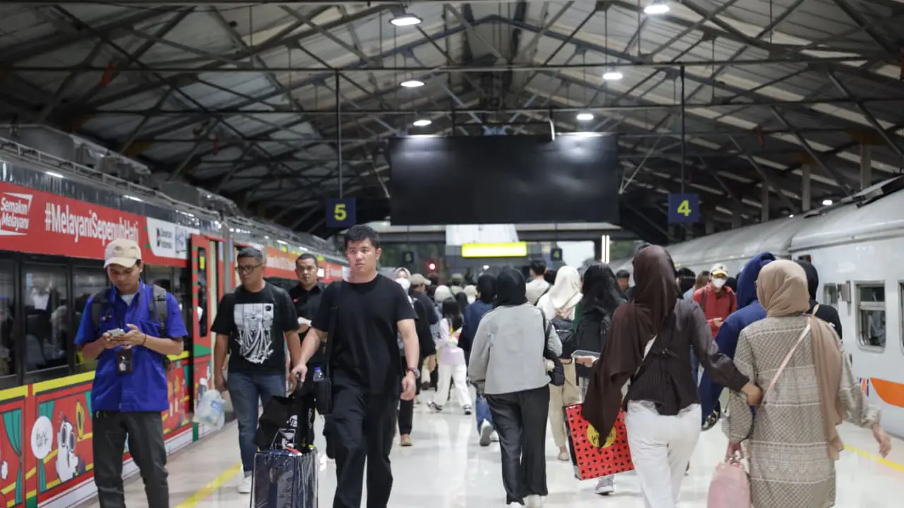 Penumpang kereta api tujuan Bandung