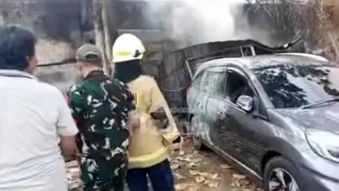 2 Mobil Terparkir di Tebet Terbakar, Ini Penyebabnya