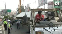 Sebuah truk trailer membawa kentang terbalik akibat melewati jalan sempit di kawasan Pekayon Bekasi Barat akibatnya truk terbalik setelah menabrak trotoar