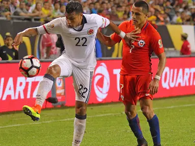 Bek Kolombia, Jeison Murillo (kiri) saat menahan bola dari penyerang Chile Alexis Sanchez pada pertandingan semifinal Copa America Centenario 2016 di Soldier Field, AS, (22/6). Chile menang dengan skor 2-0. (Dennis Wierzbicki/ USA TODAY Sports)