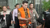 Andi Agustinus alias Andi Narogong usai menjalani pemeriksaan perdana di Gedung KPK, Jakarta, Selasa (4/4). Andi merupakan tersangka ketiga setelah sebelumnya dua mantan anak buah Gamawan Fauzi yakni Irman dan Sugiharto. (Liputan6.com/Helmi Afandi)