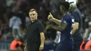 Tertinggal satu gol, pelatih PSG Christphe Galtier menginstruksikan pasukannya untuk lebih gencar melakukan tekanan ke pertahanan AS Monaco. (AP/Aurelien Morissard)